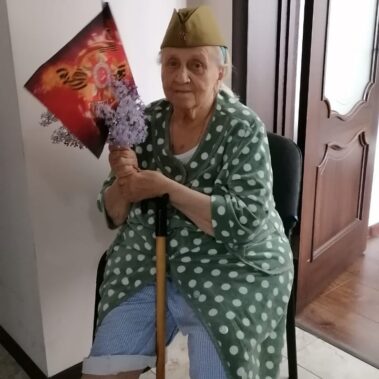 бабушка с флагом